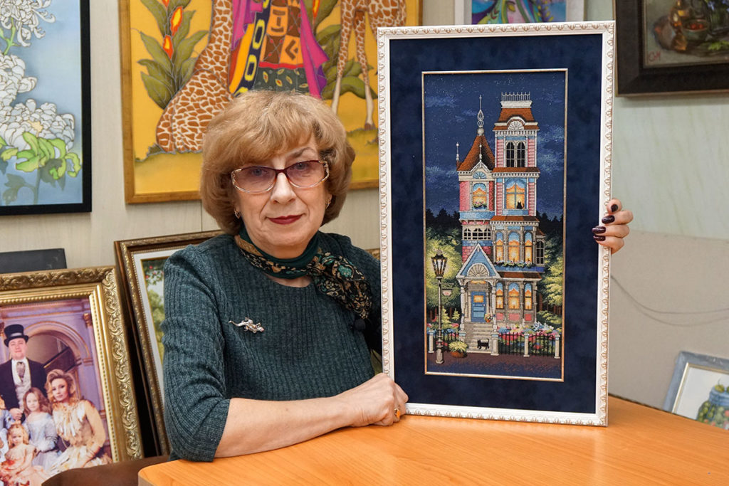 Вышивка крестом "Ведьмин домик" в белой багетной рамке с двойным паспарту