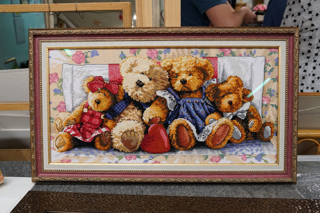Вышивка крестом "Игрушки" в бронзовой багетной рамке