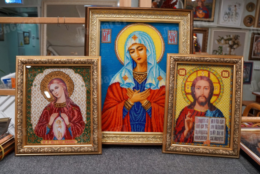 Оформление икон в багетные рамки в мастерской СПб Ленбагет