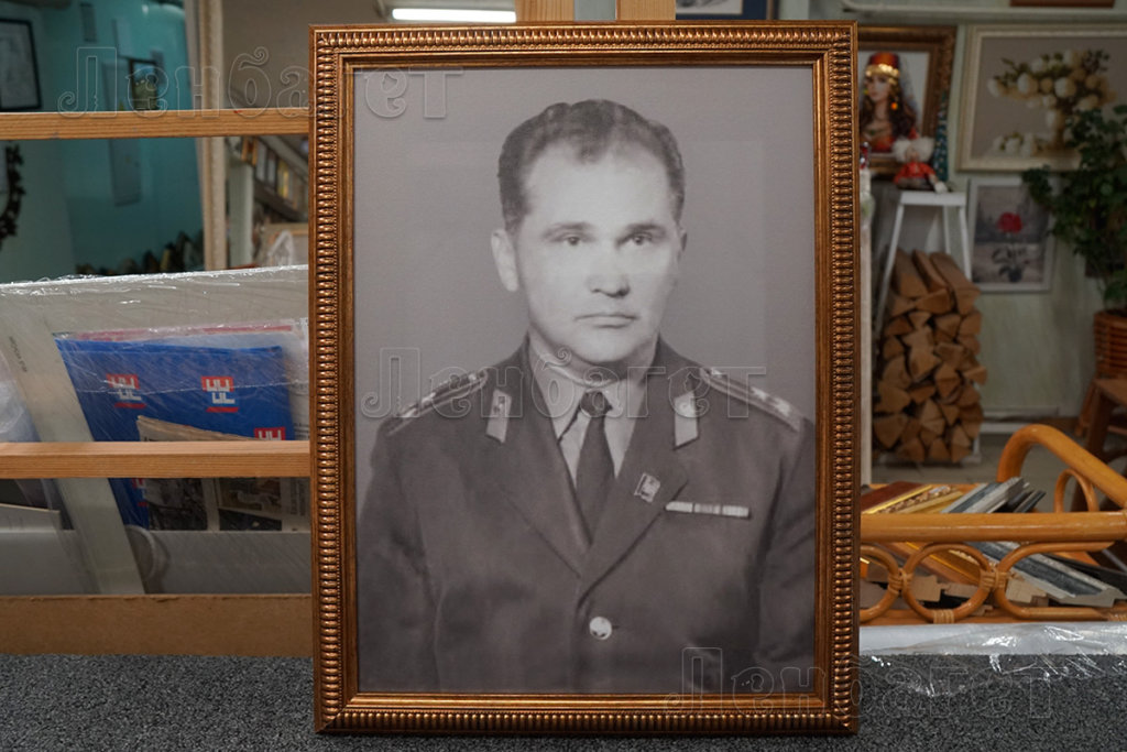 Портрет в коричневой багетной рамке