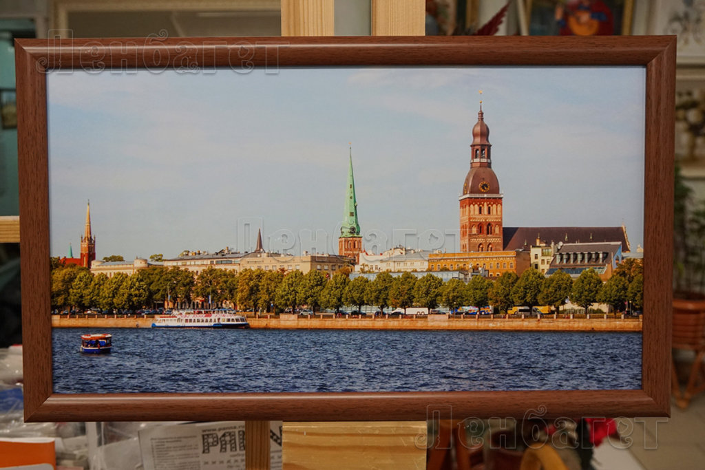 Фото "Виды Москвы" в коричневой багетной рамке