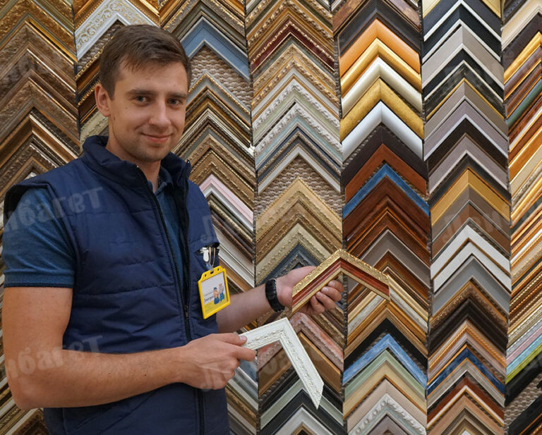 Багетная мастерская Ленбагет возле метро Гражданский проспект, по улице Ушинского, работа дизайнеров